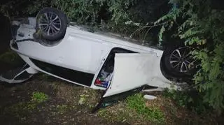 Wjechał w samochód, którym podróżowały cztery osoby. Gdy ten wpadł do rowu, wyszedł z auta i zaczął strzelać