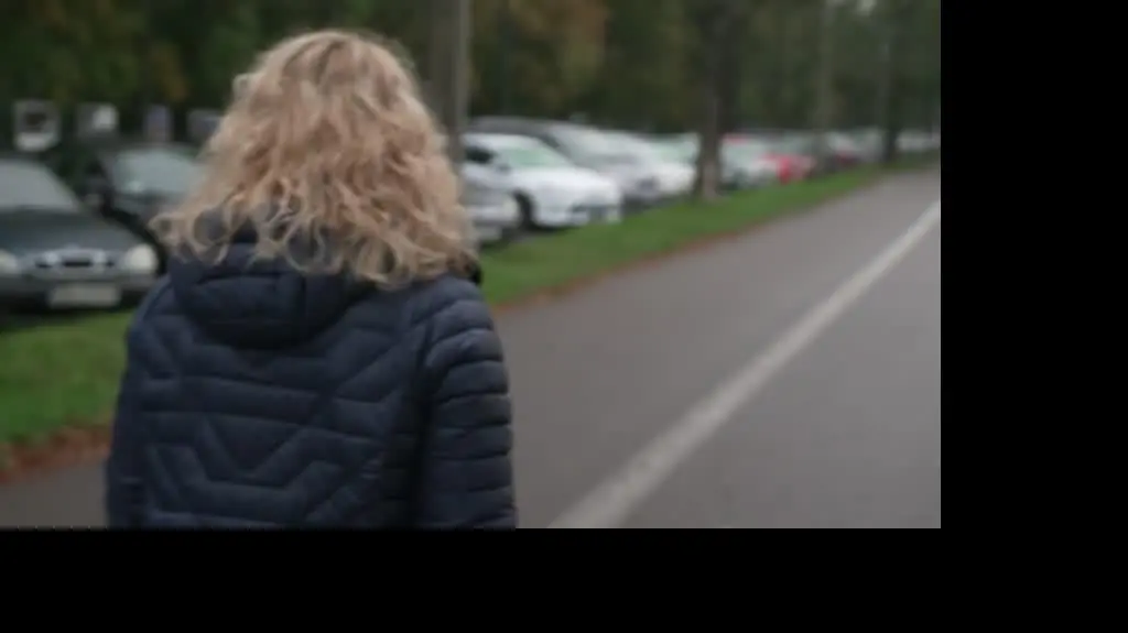 20-latek śpi w samochodzie