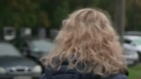 20-latek śpi w samochodzie