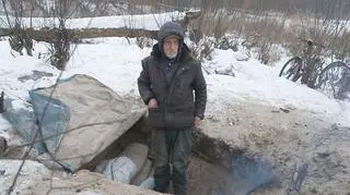 Od 15 lat żyje w jamie nad Wisłą. Czy uda się mu pomóc?