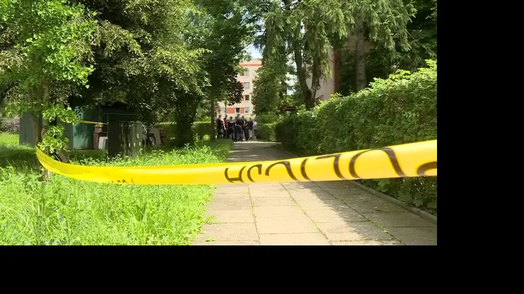 Ciała na klatce schodowej