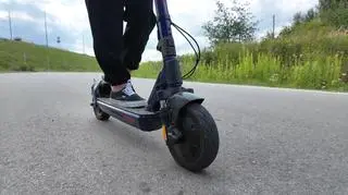 Kask obowiązkowy i na rowerze, i hulajnodze