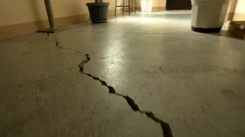 Mieszkańcy boją się, że ich blok... się zawali. "Siedzimy na bombie zegarowej"