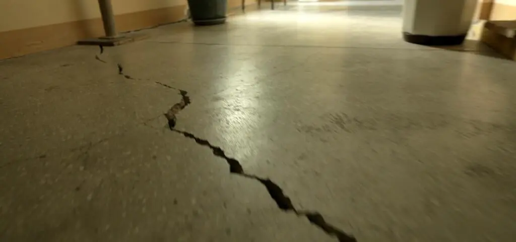 Mieszkańcy boją się, że ich blok... się zawali. "Siedzimy na bombie zegarowej"