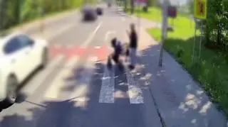 Razem z małym dzieckiem chciał przejść przez przejście dla pieszych. Doszło do niebezpiecznej sytuacji