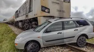 Samochód zgasł na torach i uderzył w niego pociąg. Kierowca zatrzymany