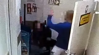 16-latek ukradł alkohol i dotkliwie pobił ochroniarza. „Kopnął w głowę”