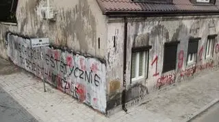 Zamalowali graffiti na własnym domu. Pseudokibice postanowili się zemścić