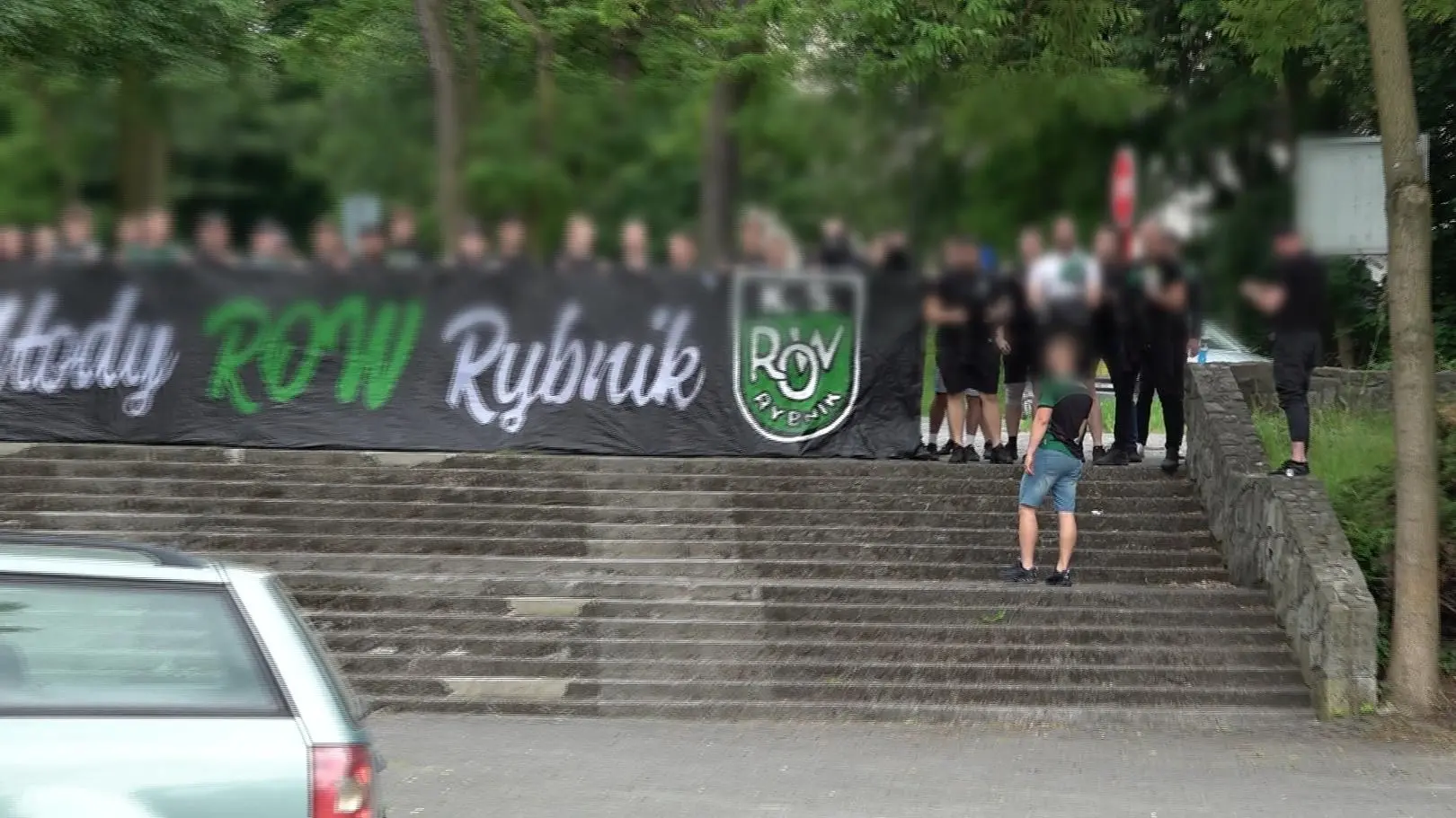 Pseudokibice napadli rodzinę z 9-letnim dzieckiem. "Walił w szybę, wołał do córki, iż ma otwierać"
