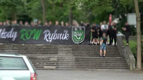 Pseudokibice napadli rodzinę z 9-letnim dzieckiem. "Walił w szybę, wołał do córki, że ma otwierać"