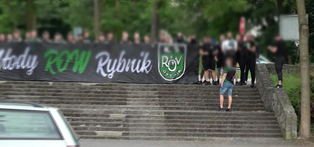 Pseudokibice napadli rodzinę z 9-letnim dzieckiem. "Walił w szybę, wołał do córki, że ma otwierać"