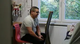 Samotny ojciec walczy o przyszłość swoich córek