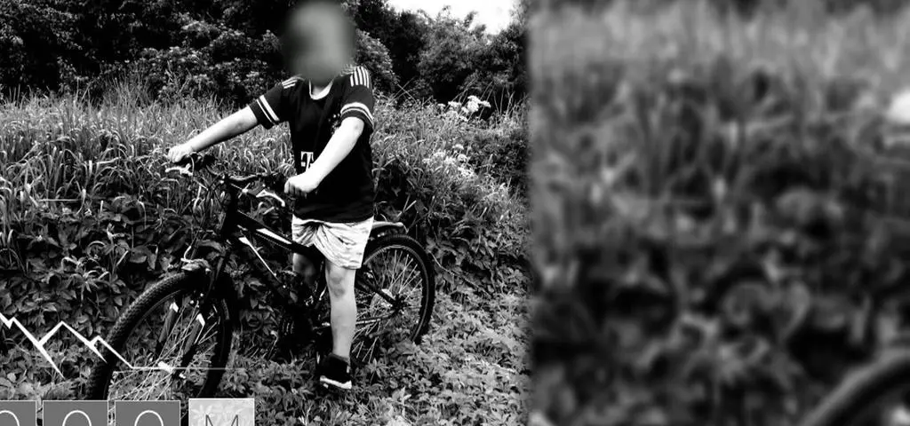 Dlaczego czterech dorosłych mężczyzn goniło 13-latka?