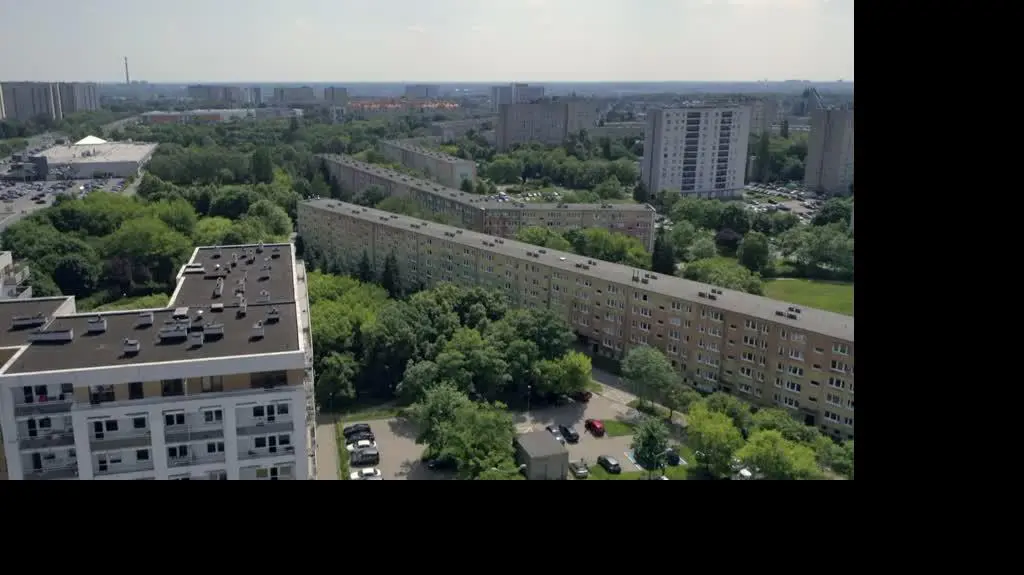 Grasuje z nożem po osiedlu i grozi