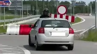 Próbował zatrzymać pijanego kierowcę, a ten wjechał w niego i wiózł go na masce [WIDEO]