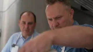 Przepis Tomasza Strzelczyka z MasterChefa na gofry kontra gofry z proszku. Zobacz fragment raportu konsumenckiego Uwagi!