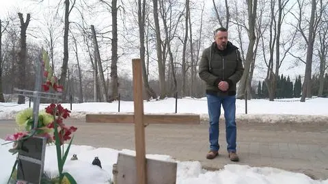 Chore drzewo runęło w miejskim parku na 3 osoby