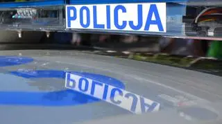 Z bronią i nożem wbiegł na boisko szkolne. Policja zatrzymała 20-latka ze Szczucina
