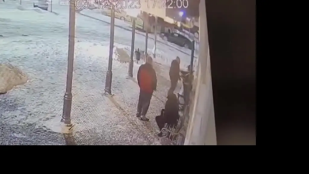 Trzech pijanych 27- latków dotkliwie pobiło pracownika ochrony