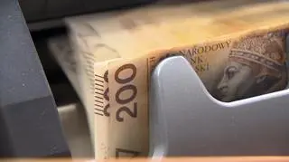 70-latka nie wiedziała, że przekazuje pieniądze oszustowi. Uratowała ją czujność taksówkarza