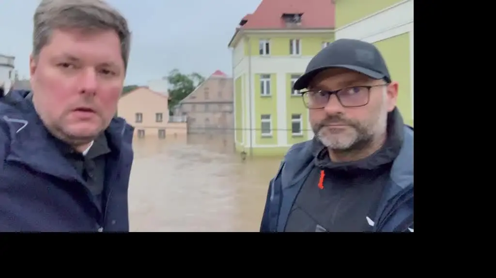 Jak wezwać pomoc na zalanym terenie?