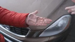 Kukurydziany śnieg. Osadza się na samochodach, parapetach i w płucach