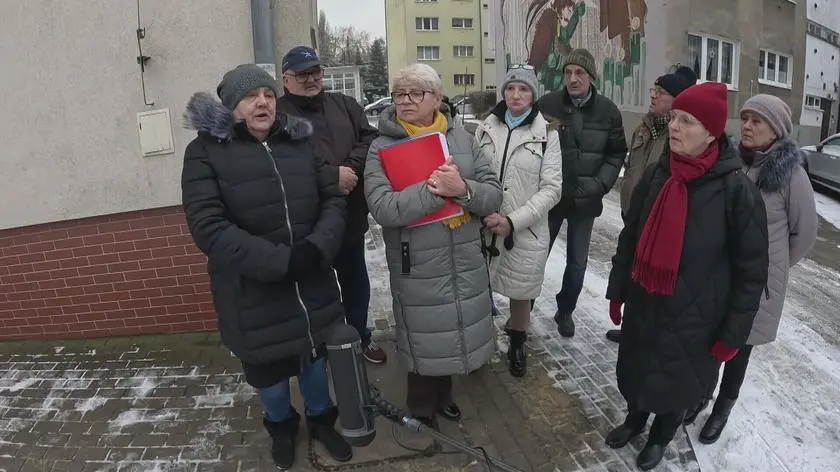 Zamarzają w swoich mieszkaniach, ale zamiast ocieplenia bloku powstał mural