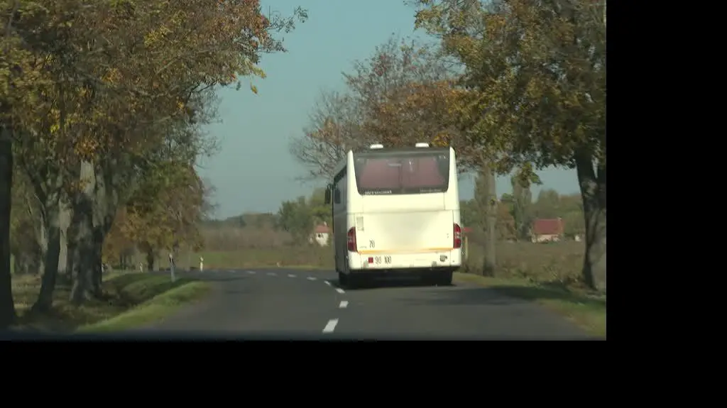 Autobus szkolny z impetem wjechał w ścianę domu