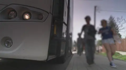 Kierowca autobusu straszył dzieci lalką?