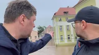 Jak wezwać pomoc na zalanym terenie?