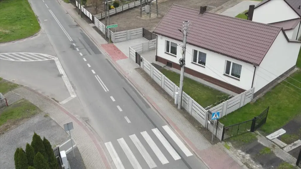 Spór o słup stojący przy drodze