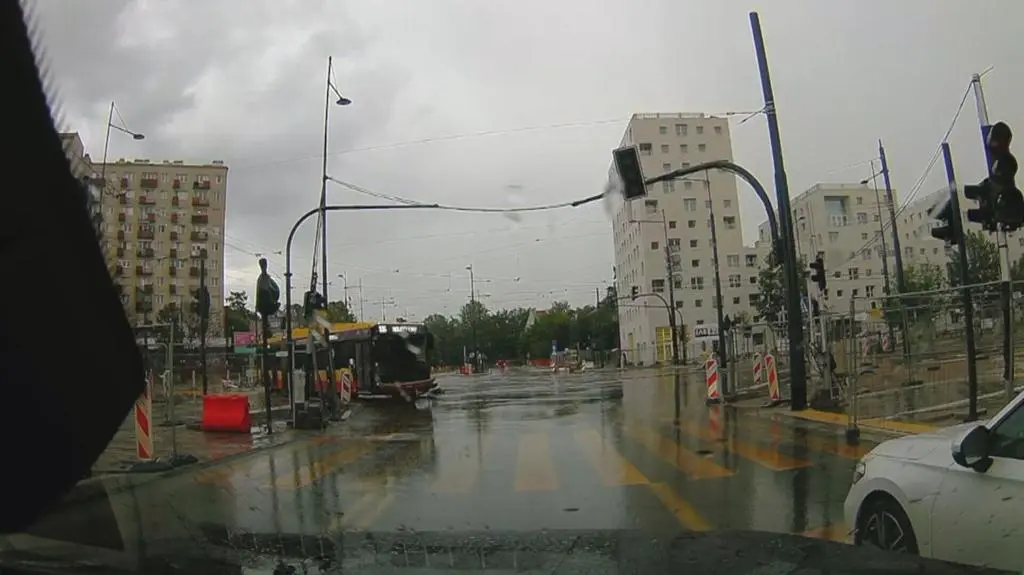 Autobus miejski staranował tramwaj, samochody i skończył w przejściu podziemnym