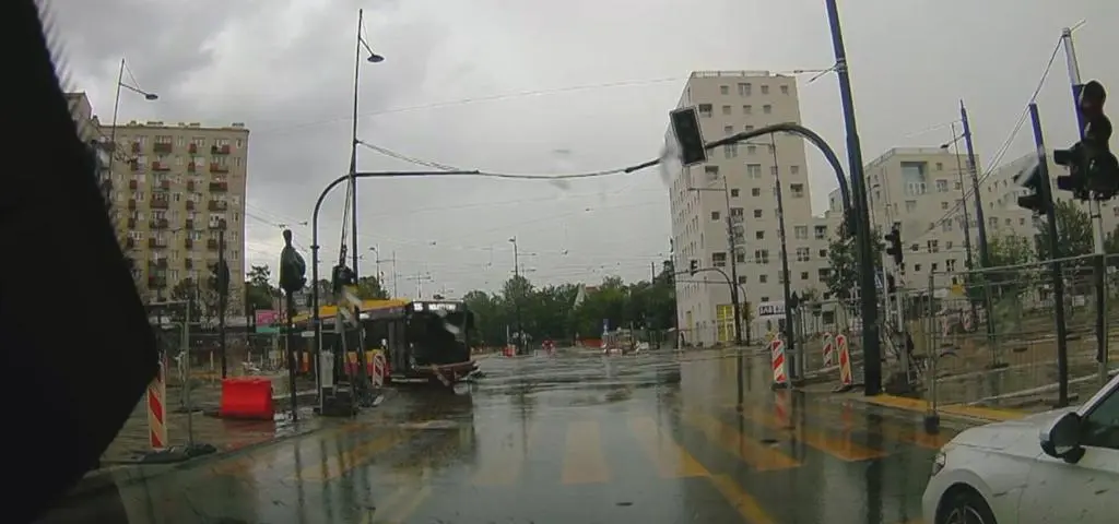 Staranował tramwaj, samochody i skończył w przejściu podziemnym. "Jechaliśmy po śmierć"