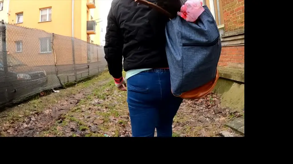 Spała z dziećmi w komórce na drewno