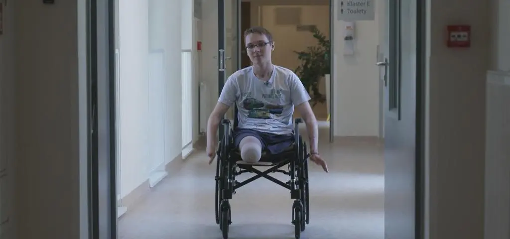 Pomagał kobiecie z dzieckiem i omal nie stracił życia. Jak teraz czuje się Dominik?