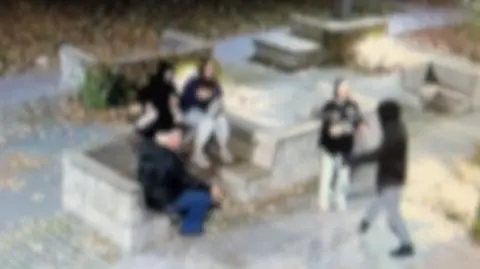 Powiedział, że bronił koleżanek przed starszym mężczyzną. Monitoring ujawnił prawdę