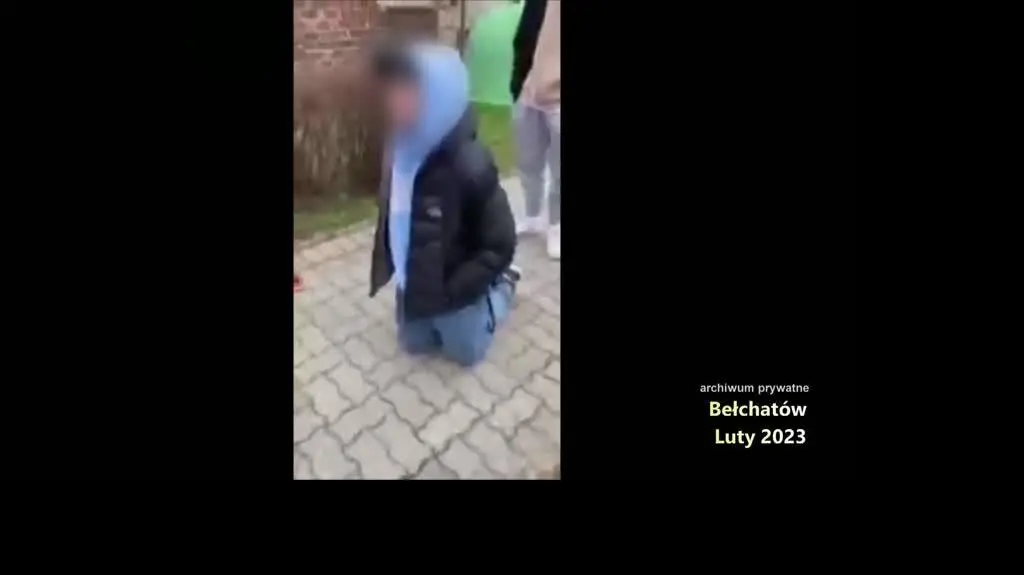 Biją, poniżają i wrzucają filmy do sieci