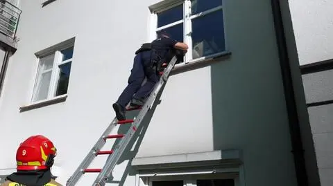 Gromadzi w domu śmieci i przygarnia koty