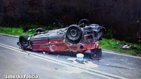Pod wpływem wsiadł do samochodu z dwójką synów. Auto dachowało