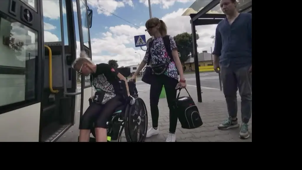 Czołgała się w autobusie