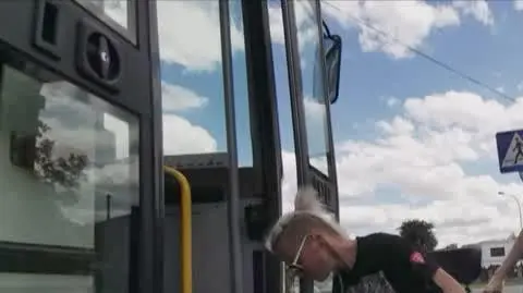 Czołgała się w autobusie