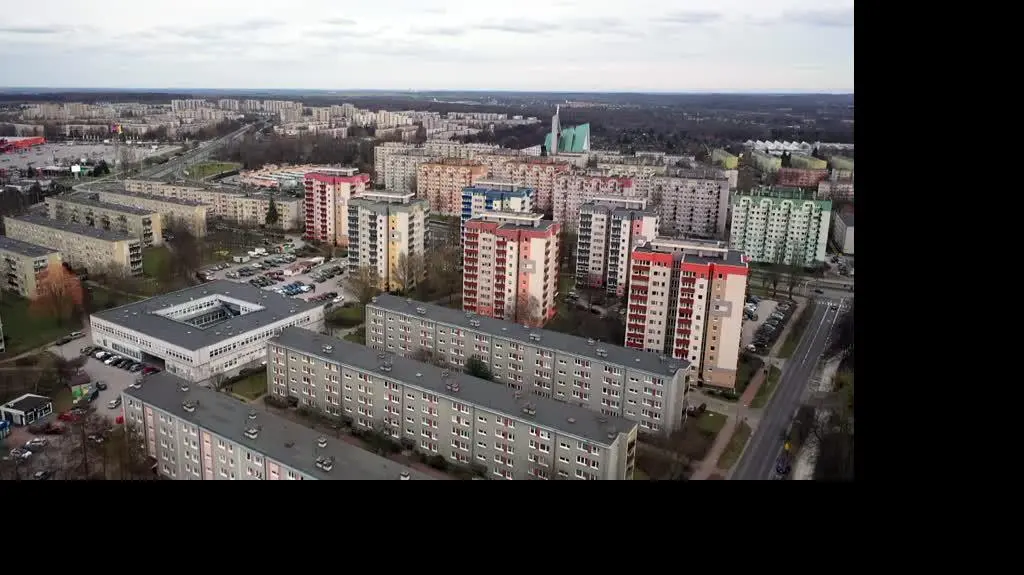 Starsza kobieta nie może wyjść z własnego mieszkania
