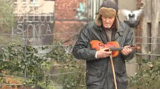 Są na emeryturze, ale muszą dorabiać. „Sprzedaję na ulicy, żeby nie umrzeć z głodu”