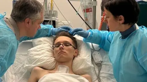 Pomagał wysiąść kobiecie z dzieckiem, pociąg wciągnął go na tory. Dziś Dominik wraca do szkoły