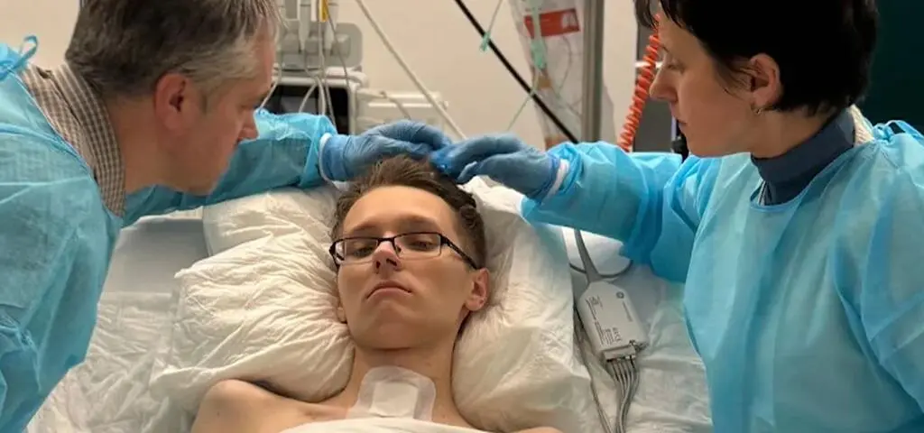 Pomagał wysiąść kobiecie z dzieckiem, pociąg wciągnął go na tory. Dziś Dominik wraca do szkoły