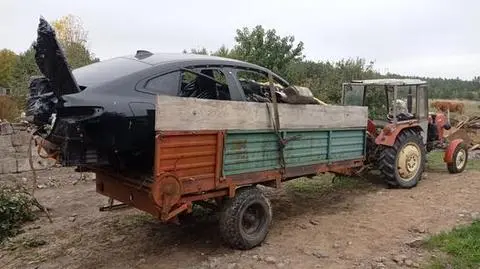 Kradziony jaguar przewożony rozrzutnikiem rolniczym. Zatrzymano 45-latka