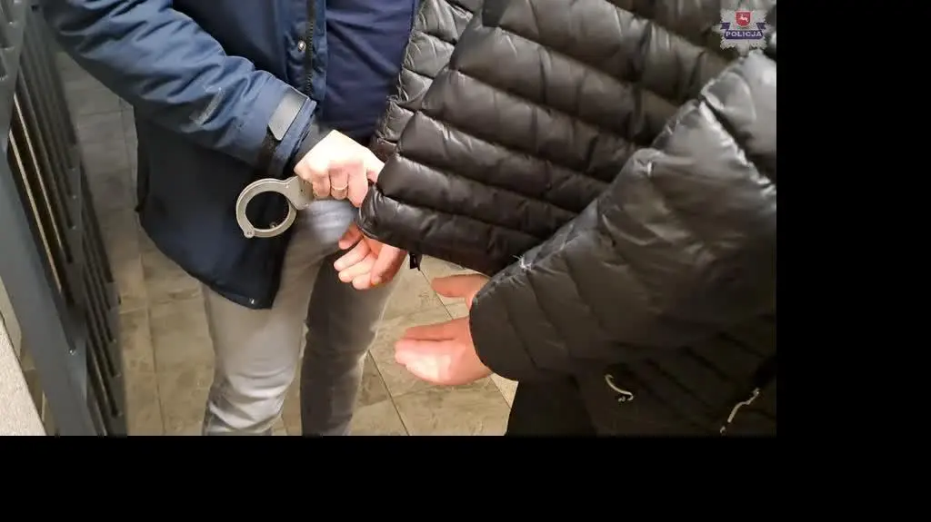 44-latek i dwójka nastolatków zatrzymana za oszustwa na "wypadek"