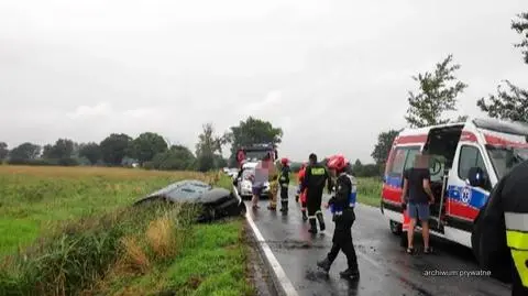 Uderzyło w niego auto. Winnych brak