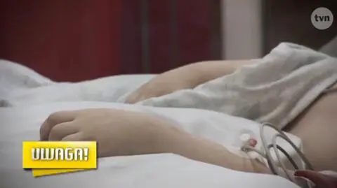 Związywali dziecku nogi, żeby nie mógł dostać się do jedzenia