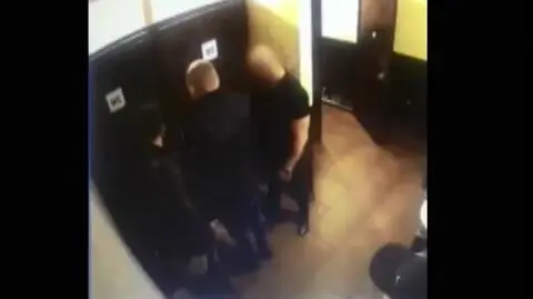 Agresja i wulgaryzmy. Szokujące nagrania z warszawskiego klubu